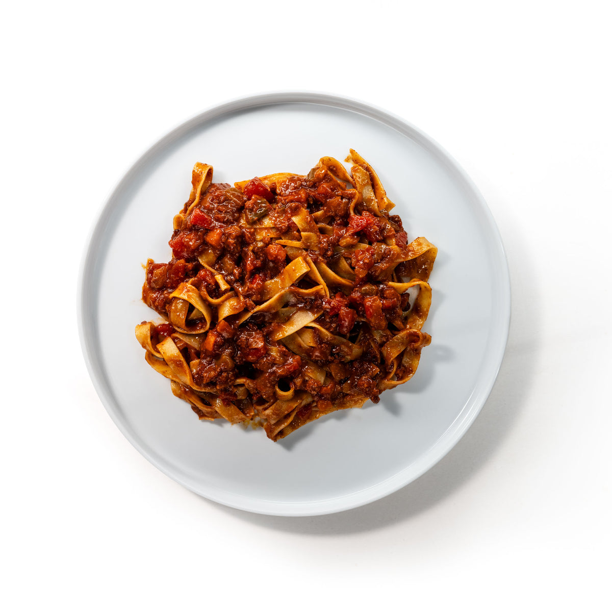 Assiette de larges pâtes en ruban avec de la Bolognese, vue du dessus