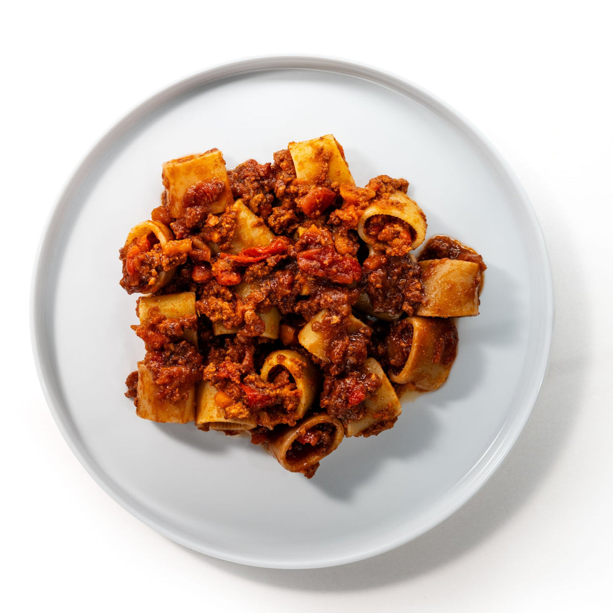 Teller mit kurzen Röhrennudeln und Bolognese Salsiccia von oben