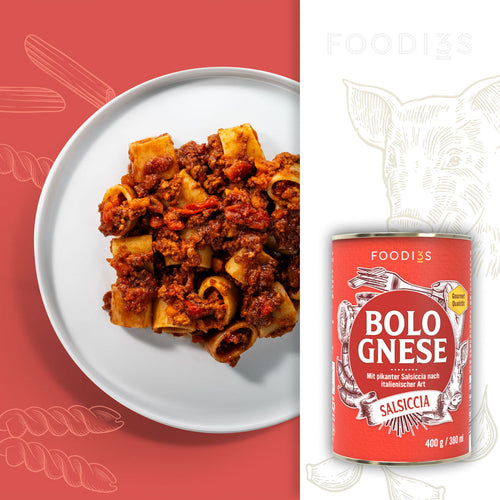 Bolognese Salsiccia: Teller mit kurzen Röhrennudeln und Bolognese, daneben die rote Dose