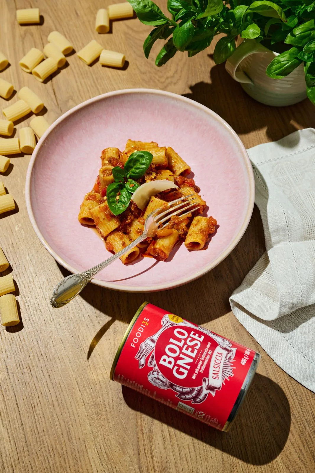 Mezzi Rigatoni mit Salsiccia Bolognese auf dem Teller, daneben die Dose Salsiccia